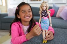 Barbie Fashionista Curvy boneca loira com top e saia