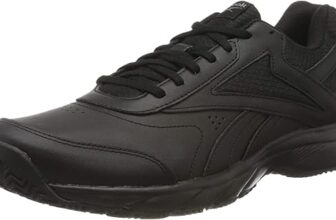 Sapatilhas Reebok a black shoe with laces