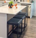 Bancos de barra de 24" com apoio para os pés em couro sintético