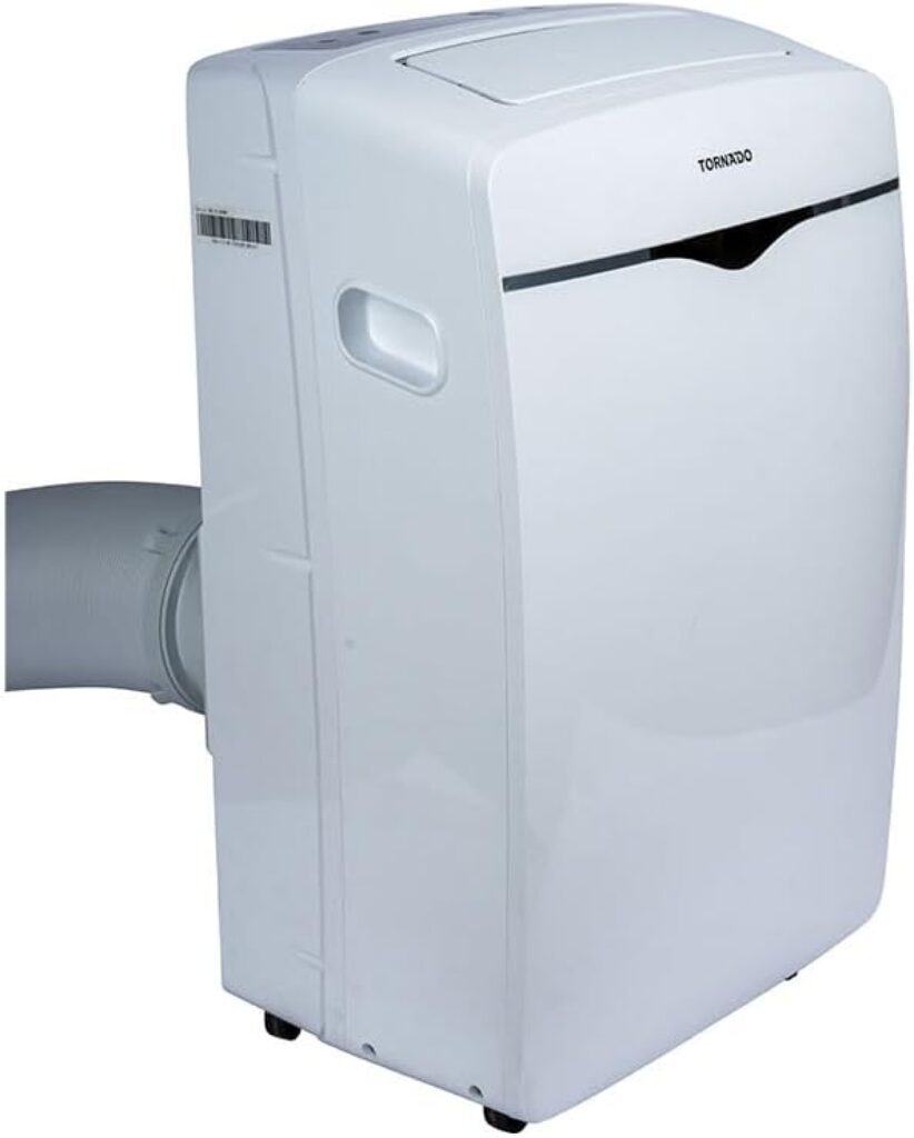 Capacidade: Sistema duplo com 12000 BTU (3500W) para refrigeração e 3299W para aquecimento, adaptável a diferentes necessidades climáticas
Conectividade: Controlo remoto via Wi-Fi através de aplicativo móvel dedicado, além disso, inclui controlo remoto convencional
Design compacto: Dimensões de 46 cm de largura, 39,6 cm de profundidade e 86,5 cm de altura, com peso de 24,3 kg
Ecrã digital: Interface intuitiva com display numérico discreto para fácil monitorização e controlo de temperatura
Especificações técnicas: Utiliza refrigerante R290 e possui classificação energética A para um desempenho ideal