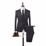 Fato Masculino de Negócios com um botão
